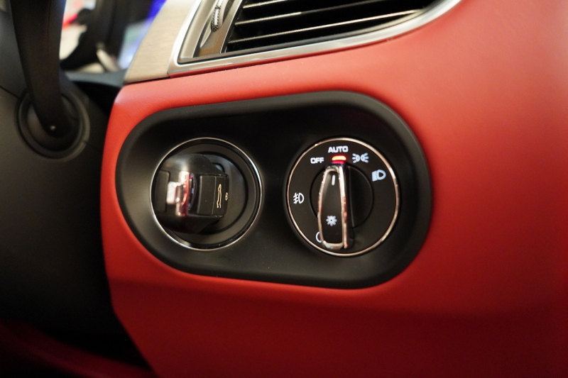 ポルシェ マカン GTS PDK  PCCB ツートンレザーインテリア スポーツエグゾースト 中古車 中古車