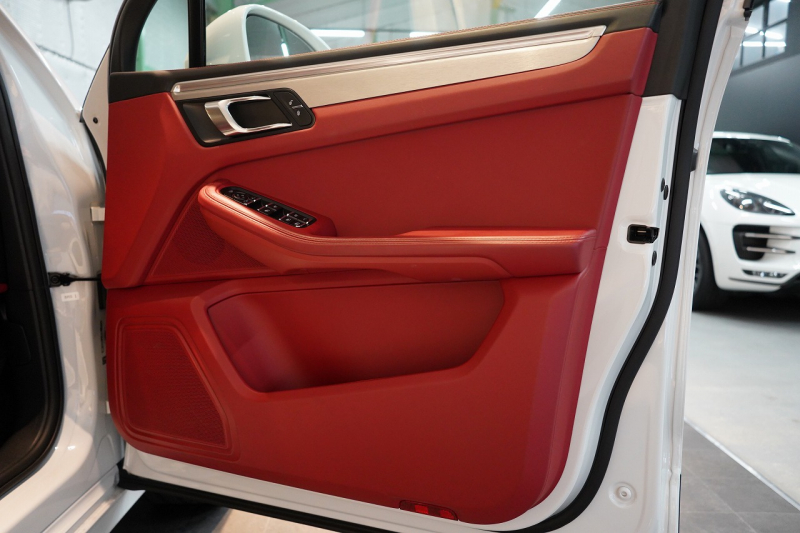 ポルシェ マカン GTS PDK  PCCB ツートンレザーインテリア スポーツエグゾースト 中古車 中古車