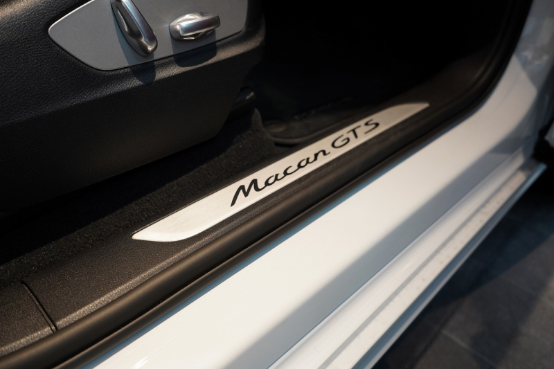 ポルシェ マカン GTS PDK  PCCB ツートンレザーインテリア スポーツエグゾースト 中古車 中古車