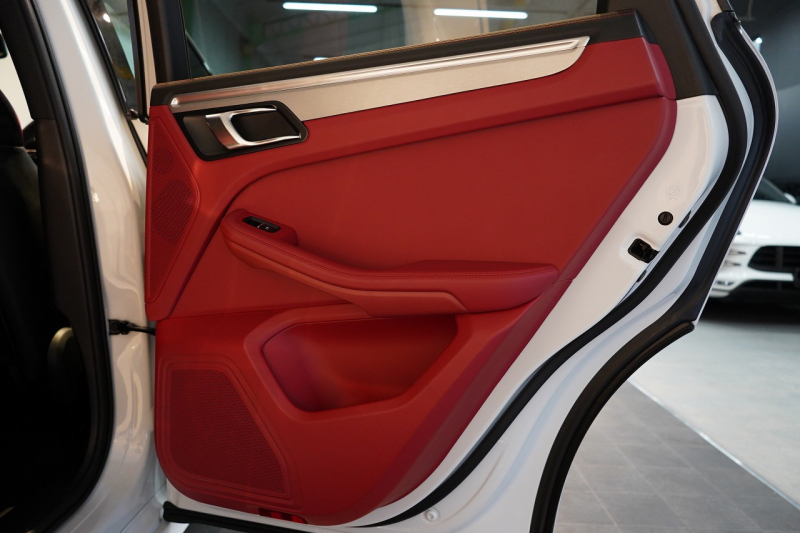 ポルシェ マカン GTS PDK  PCCB ツートンレザーインテリア スポーツエグゾースト 中古車 中古車