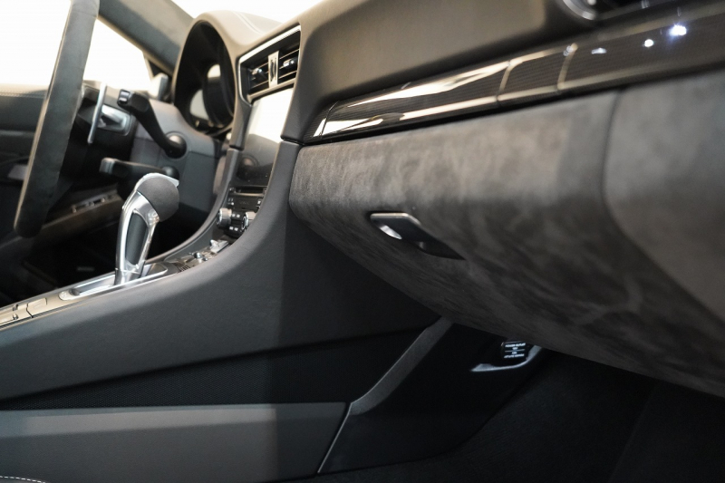 ポルシェ 911(Type991.2) GT3RS LEDヘッドライト PCCB フロントリフト スポーツクロノ  中古車