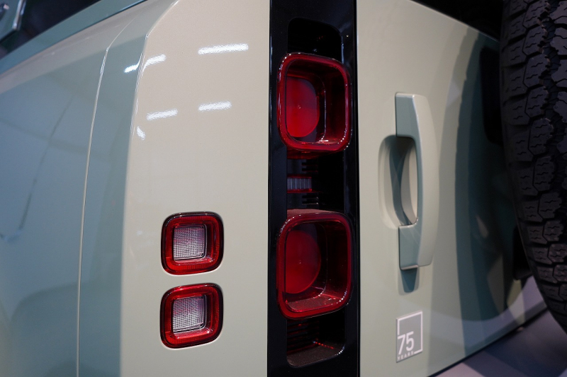 ランドローバー ディフェンダー 110 75th LIMITED EDITION  限定150台 フィックスドサイドステップ 中古車 中古車