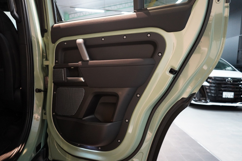 ランドローバー ディフェンダー 110 75th LIMITED EDITION  限定150台 フィックスドサイドステップ 中古車 中古車