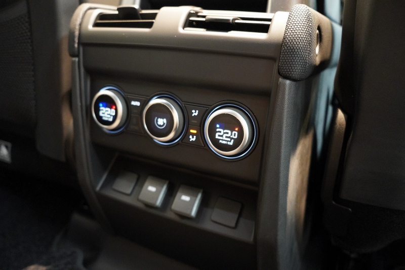 ランドローバー ディフェンダー 110 75th LIMITED EDITION  限定150台 フィックスドサイドステップ 中古車 中古車