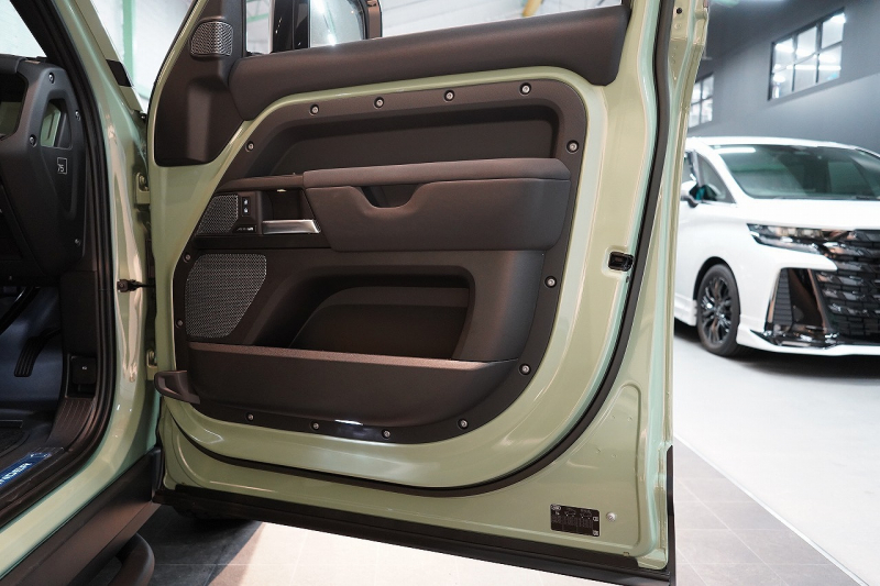 ランドローバー ディフェンダー 110 75th LIMITED EDITION  限定150台 フィックスドサイドステップ 中古車 中古車