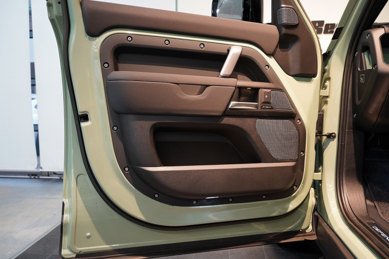 ランドローバー ディフェンダー 110 75th LIMITED EDITION  限定150台 フィックスドサイドステップ 中古車 中古車