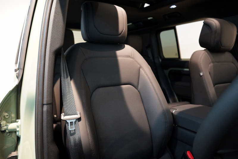 ランドローバー ディフェンダー 110 75th LIMITED EDITION  限定150台 フィックスドサイドステップ 中古車 中古車