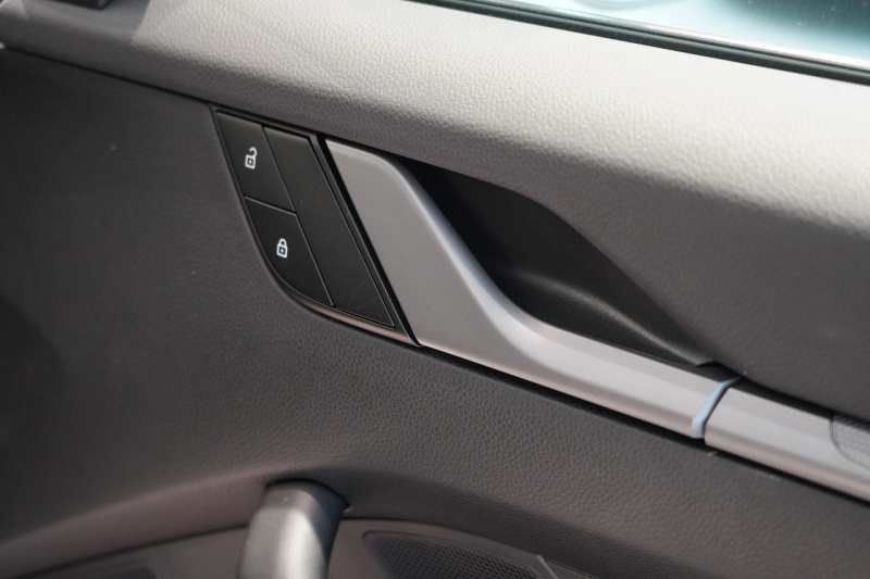 ポルシェ 911(Type992) Carrera PDK スポーツクロノ スポーツエグゾースト カレラS20/21ホイール GTシルバー  中古車