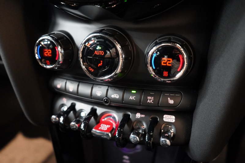 MINI(ミニ) ミニ JOHN COOPER WORKS ワンオーナー JCWトリム ブラックルーフ&ミラー 中古車 中古車