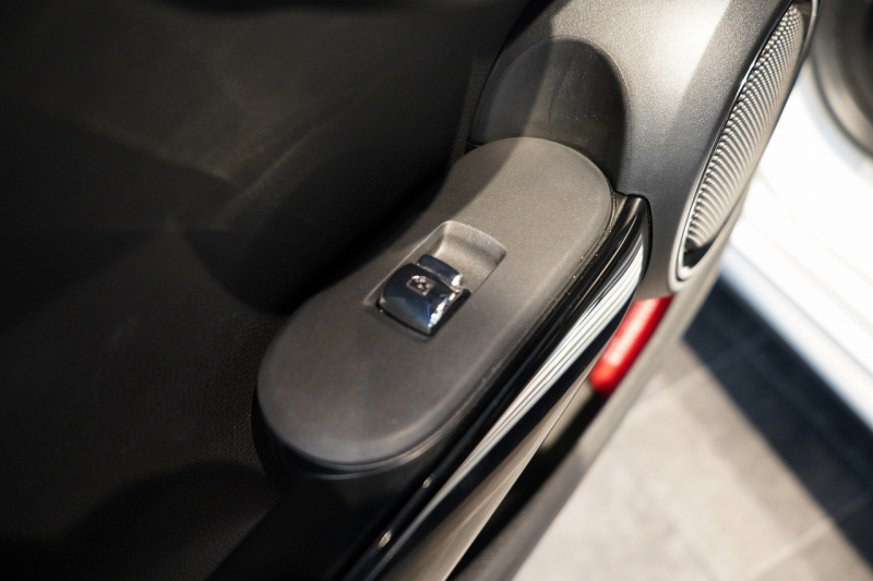 MINI(ミニ) ミニ JOHN COOPER WORKS ワンオーナー JCWトリム ブラックルーフ&ミラー 中古車 中古車