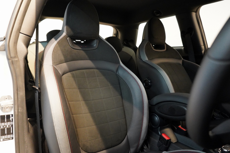 MINI(ミニ) ミニ JOHN COOPER WORKS ワンオーナー JCWトリム ブラックルーフ&ミラー 中古車 中古車