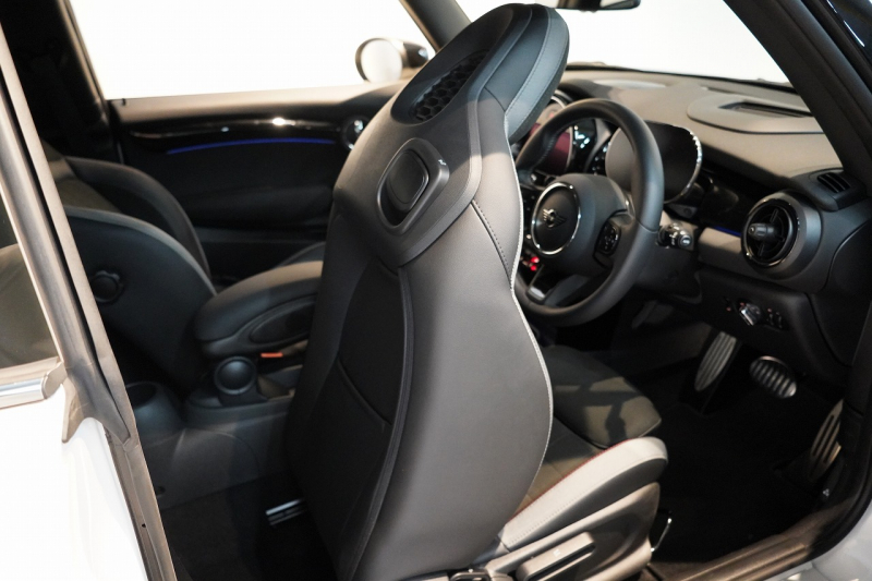 MINI(ミニ) ミニ JOHN COOPER WORKS ワンオーナー JCWトリム ブラックルーフ&ミラー 中古車 中古車