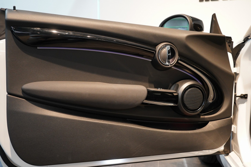 MINI(ミニ) ミニ JOHN COOPER WORKS ワンオーナー JCWトリム ブラックルーフ&ミラー 中古車 中古車