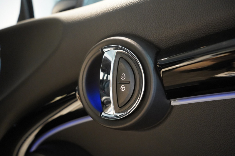 MINI(ミニ) ミニ JOHN COOPER WORKS ワンオーナー JCWトリム ブラックルーフ&ミラー 中古車 中古車