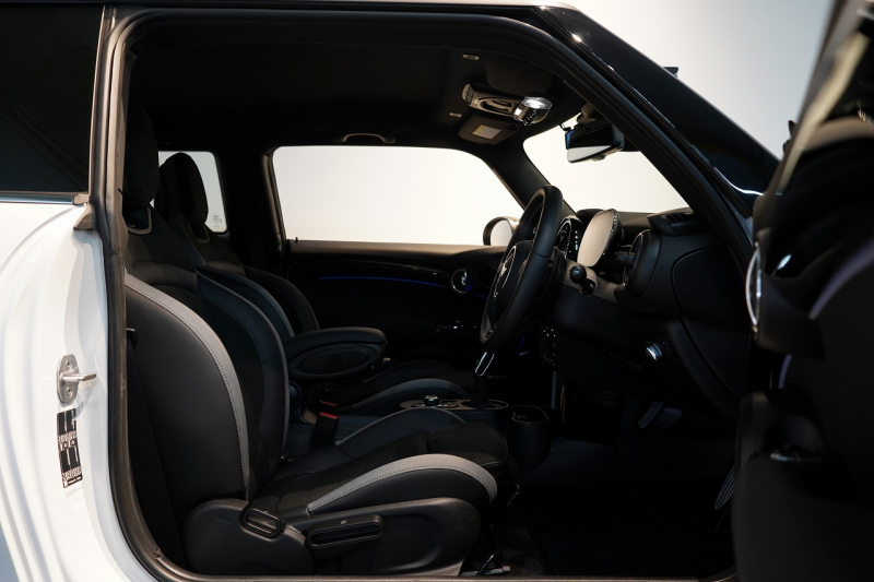 MINI(ミニ) ミニ JOHN COOPER WORKS ワンオーナー JCWトリム ブラックルーフ&ミラー 中古車 中古車