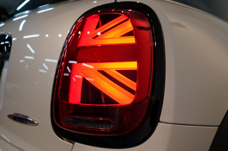 MINI(ミニ) ミニ JOHN COOPER WORKS ワンオーナー JCWトリム ブラックルーフ&ミラー 中古車 中古車