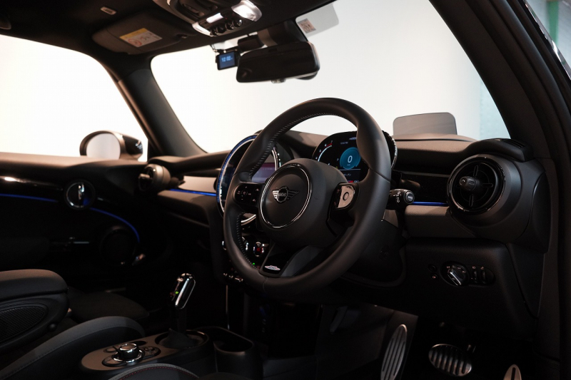 MINI(ミニ) ミニ JOHN COOPER WORKS ワンオーナー JCWトリム ブラックルーフ&ミラー 中古車 中古車