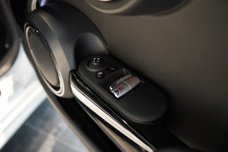 MINI(ミニ) ミニ JOHN COOPER WORKS ワンオーナー JCWトリム ブラックルーフ&ミラー 中古車 中古車