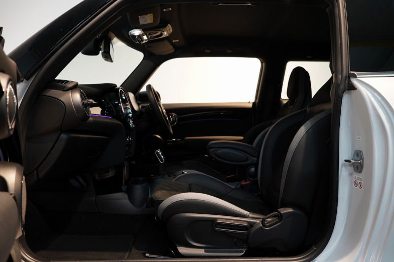 MINI(ミニ) ミニ JOHN COOPER WORKS ワンオーナー JCWトリム ブラックルーフ&ミラー 中古車 中古車