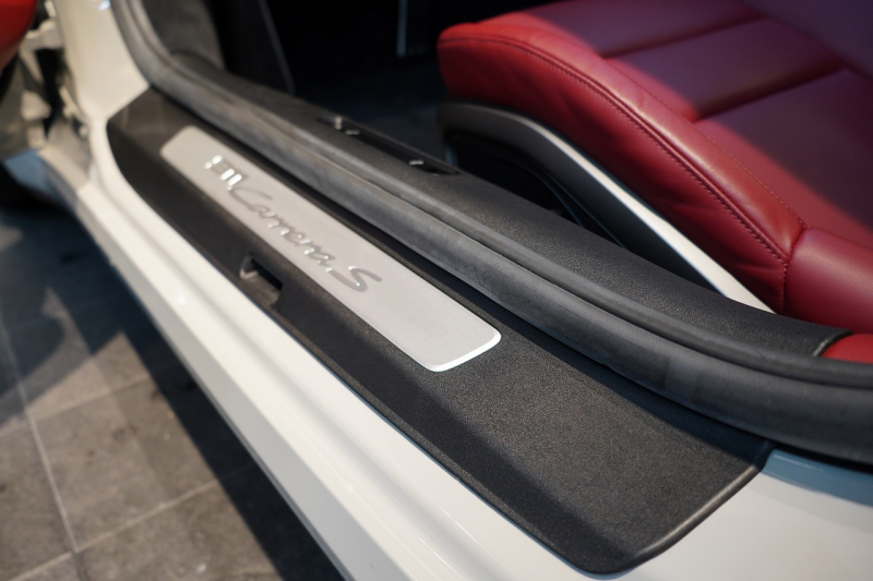 ポルシェ 911(Type992) Carrera S Cabriolet スポクロ スポエグ ツートンレザー OP320 中古車 中古車