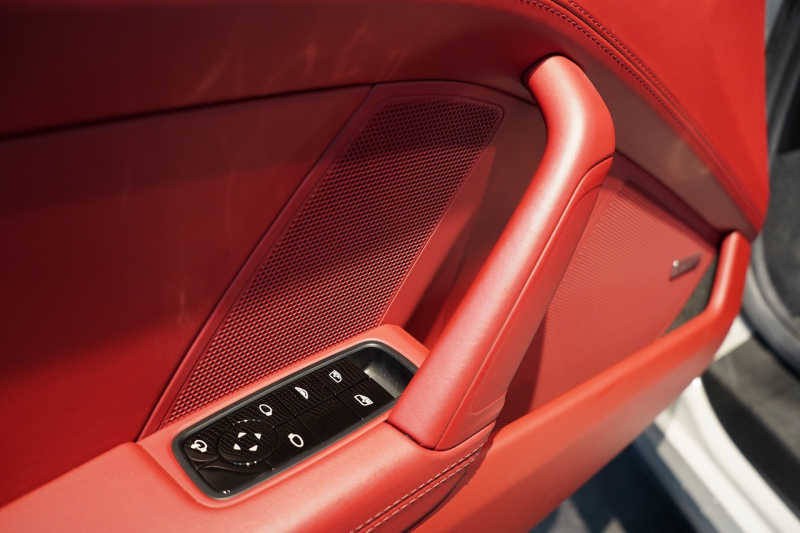 ポルシェ 911(Type992) Carrera S Cabriolet スポクロ スポエグ ツートンレザー OP320 中古車 中古車