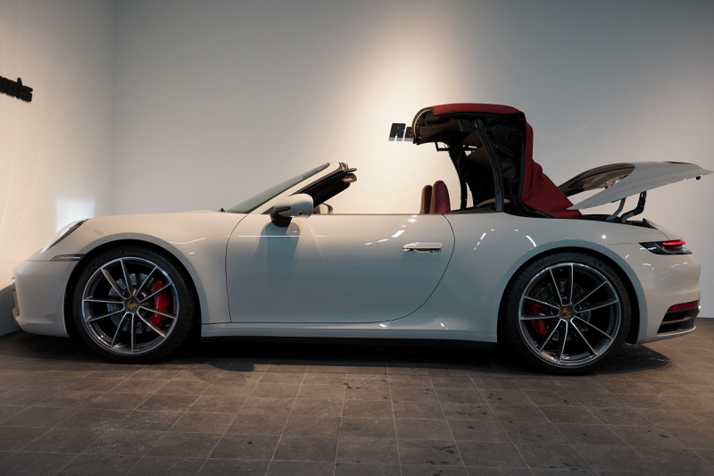 ポルシェ 911(Type992) Carrera S Cabriolet スポクロ スポエグ ツートンレザー OP320 中古車 中古車
