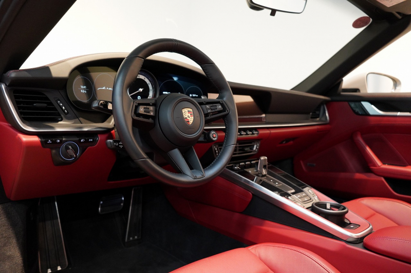 ポルシェ 911(Type992) Carrera S Cabriolet スポクロ スポエグ ツートンレザー OP320 中古車 中古車