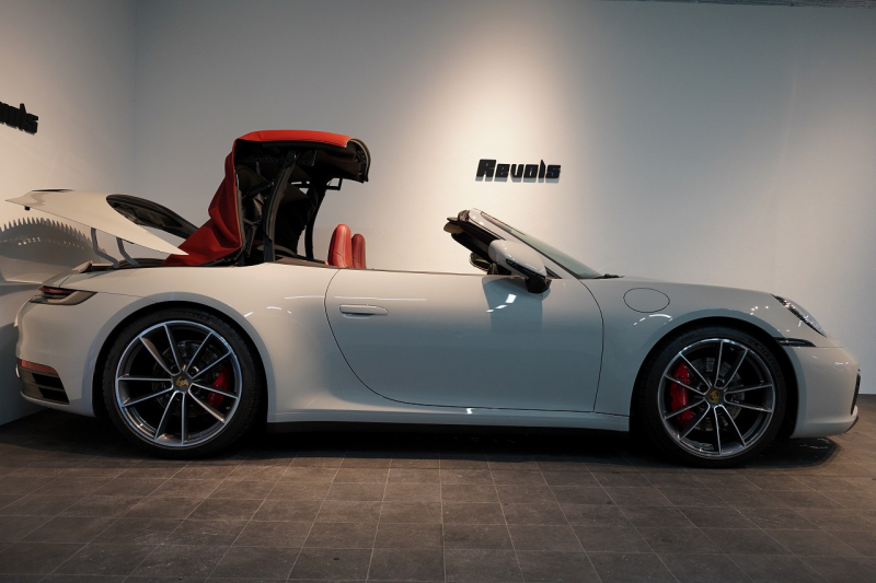 ポルシェ 911(Type992) Carrera S Cabriolet スポクロ スポエグ ツートンレザー OP320 中古車 中古車