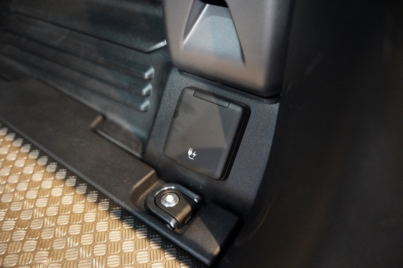 ランドローバー ディフェンダー 110 CARPATHIAN EDITON  ワンオーナー 電動サイドステップ エボニーレザーシート 中古車 中古車