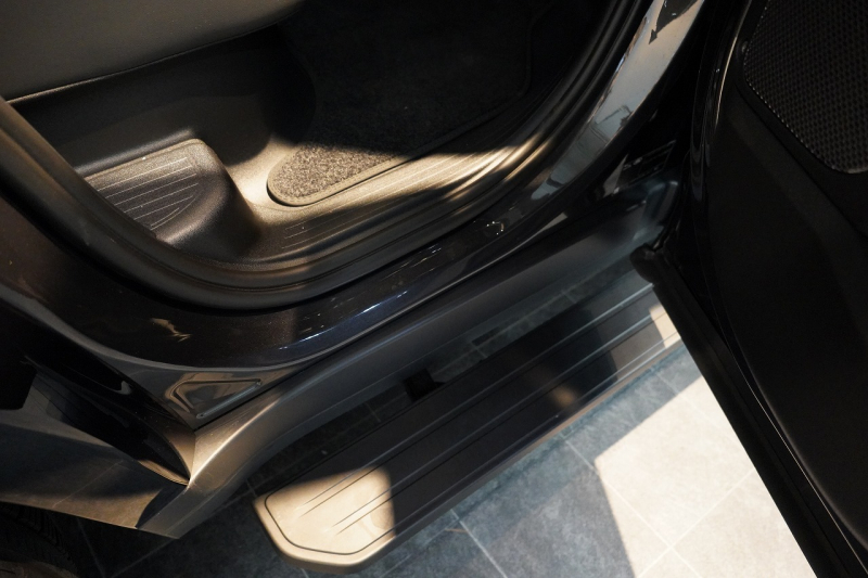 ランドローバー ディフェンダー 110 CARPATHIAN EDITON  ワンオーナー 電動サイドステップ エボニーレザーシート 中古車 中古車