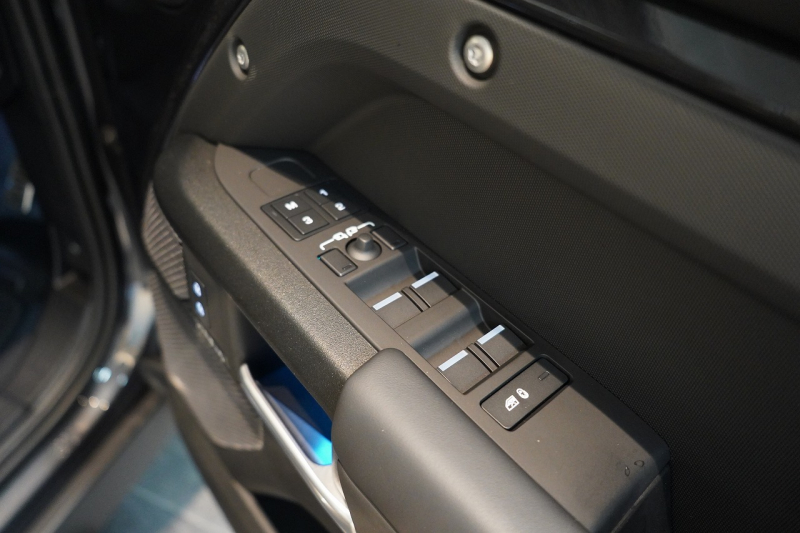 ランドローバー ディフェンダー 110 CARPATHIAN EDITON  ワンオーナー 電動サイドステップ エボニーレザーシート 中古車 中古車