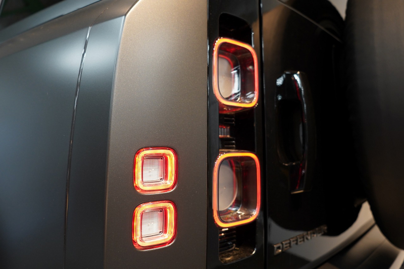 ランドローバー ディフェンダー 110 CARPATHIAN EDITON  ワンオーナー 電動サイドステップ エボニーレザーシート 中古車 中古車