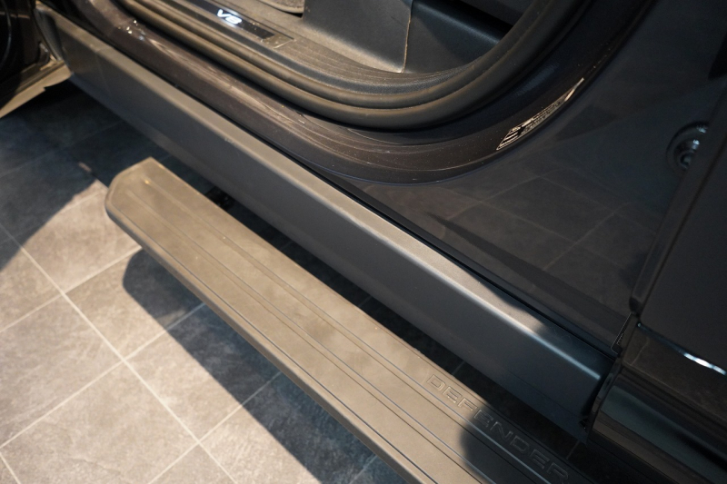 ランドローバー ディフェンダー 110 CARPATHIAN EDITON  ワンオーナー 電動サイドステップ エボニーレザーシート 中古車 中古車