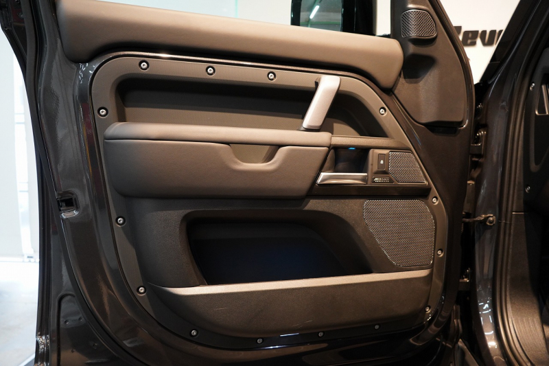 ランドローバー ディフェンダー 110 CARPATHIAN EDITON  ワンオーナー 電動サイドステップ エボニーレザーシート 中古車 中古車