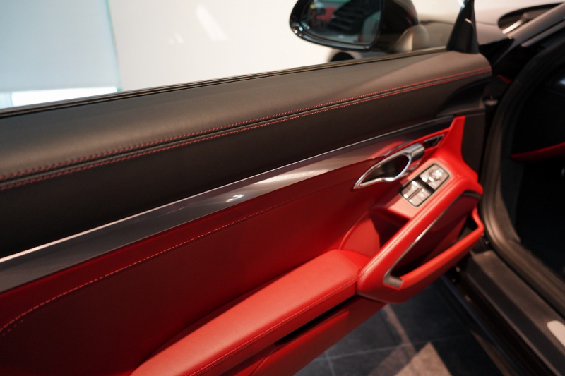 ポルシェ 911(Type991.2) Carrera PDK 左H スポクロ スポエグ Fリフト サンルーフ LEDヘッド BOSEサウンド ジェットブラック 中古車 中古車