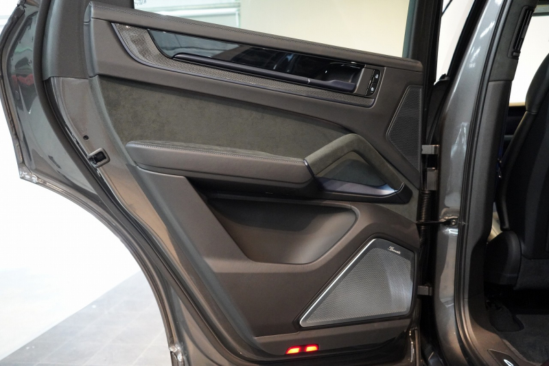 ポルシェ カイエンクーペ Turbo E-Hybrid Coupe with GT Package  PDCC ブルメスター リアアクスル OP307 中古車 中古車