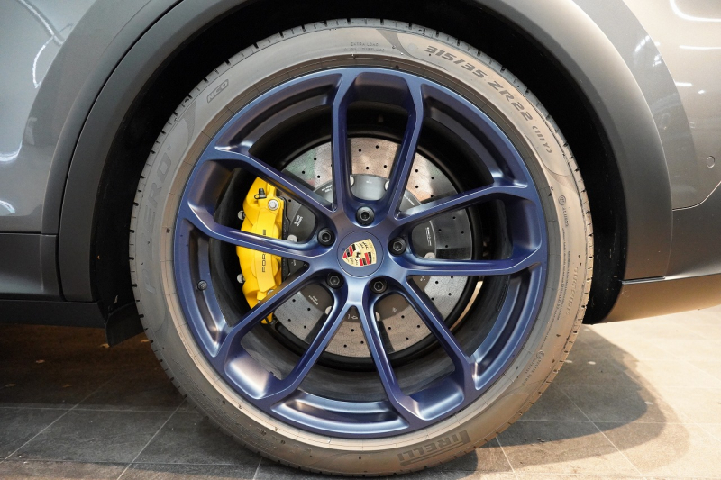 ポルシェ カイエンクーペ Turbo E-Hybrid Coupe with GT Package  PDCC ブルメスター リアアクスル OP307 中古車 中古車