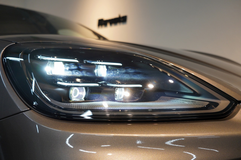 ポルシェ カイエンクーペ Turbo E-Hybrid Coupe with GT Package  PDCC ブルメスター リアアクスル OP307 中古車 中古車