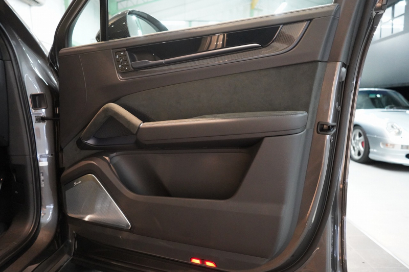 ポルシェ カイエンクーペ Turbo E-Hybrid Coupe with GT Package  PDCC ブルメスター リアアクスル OP307 中古車 中古車