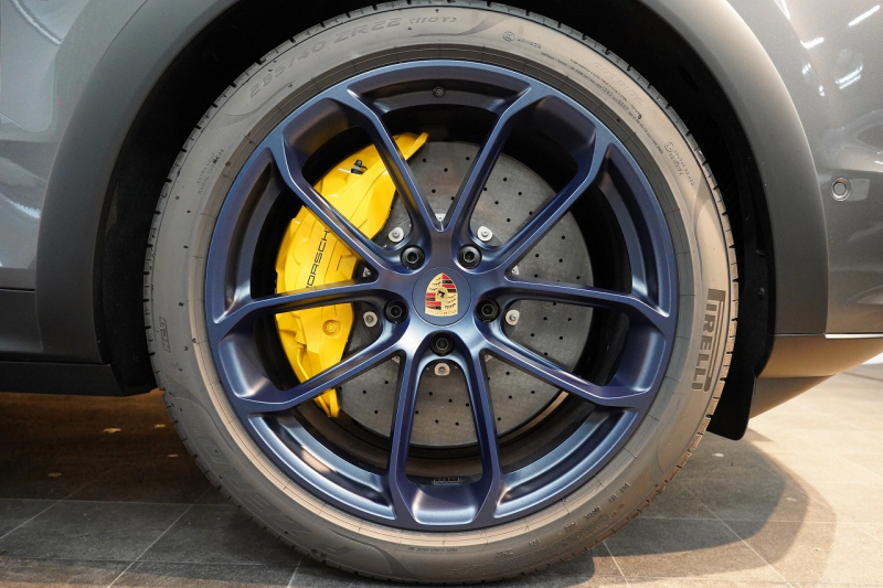 ポルシェ カイエンクーペ Turbo E-Hybrid Coupe with GT Package  PDCC ブルメスター リアアクスル OP307 中古車 中古車