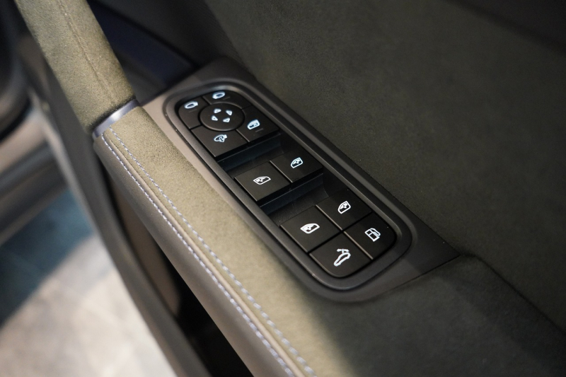 ポルシェ カイエンクーペ Turbo E-Hybrid Coupe with GT Package  PDCC ブルメスター リアアクスル OP307 中古車 中古車