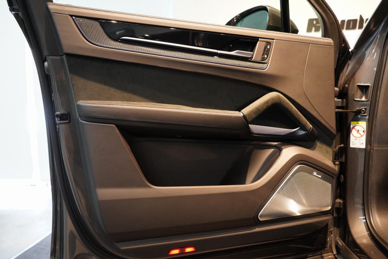 ポルシェ カイエンクーペ Turbo E-Hybrid Coupe with GT Package  PDCC ブルメスター リアアクスル OP307 中古車 中古車