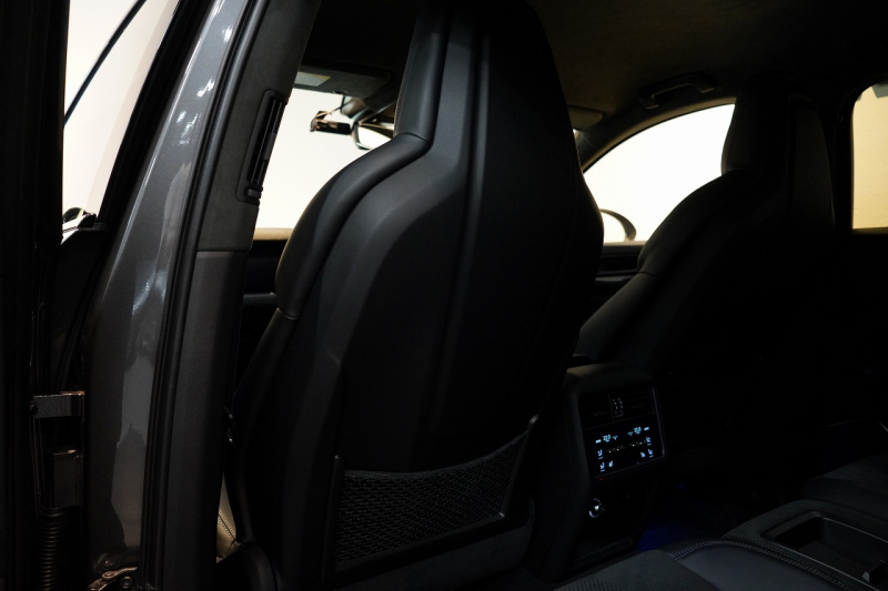 ポルシェ カイエンクーペ Turbo E-Hybrid Coupe with GT Package  PDCC ブルメスター リアアクスル OP307 中古車 中古車