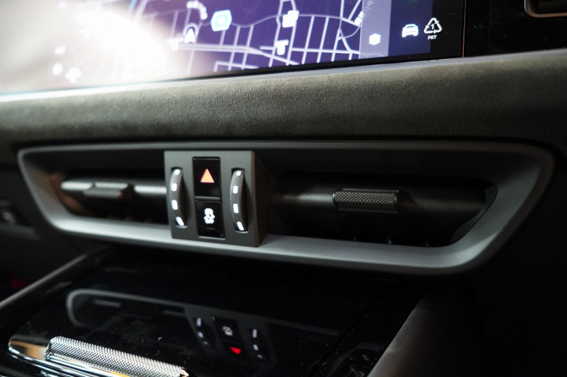 ポルシェ カイエンクーペ Turbo E-Hybrid Coupe with GT Package  PDCC ブルメスター リアアクスル OP307 中古車 中古車