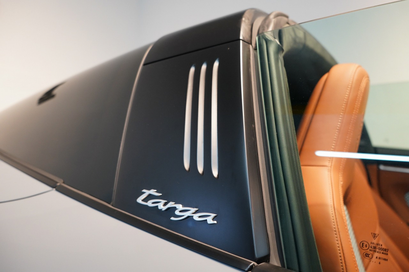 ポルシェ 911(Type992) Targa 4 PDK 左H OP623 ワンオーナー ヘリテージデザインPKG スポクロ スポエグ Fリフト 中古車 中古車