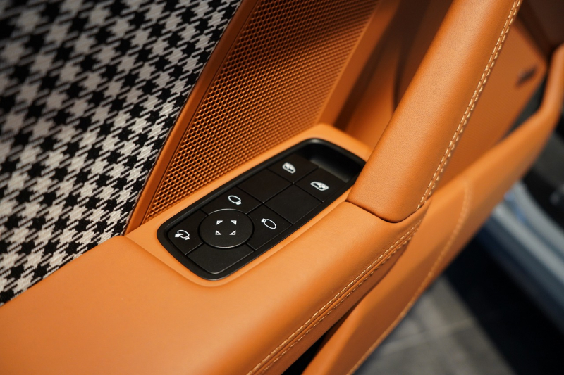 ポルシェ 911(Type992) Targa 4 PDK 左H OP623 ワンオーナー ヘリテージデザインPKG スポクロ スポエグ Fリフト 中古車 中古車