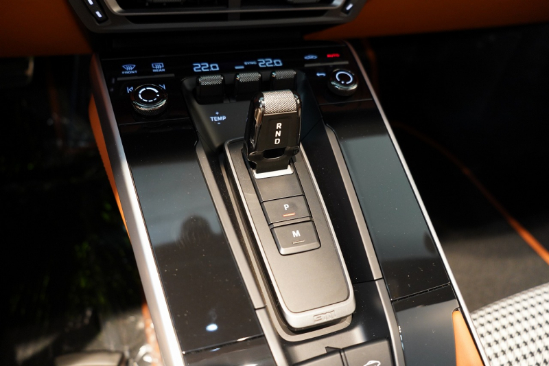 ポルシェ 911(Type992) Targa 4 PDK 左H OP623 ワンオーナー ヘリテージデザインPKG スポクロ スポエグ Fリフト 中古車 中古車