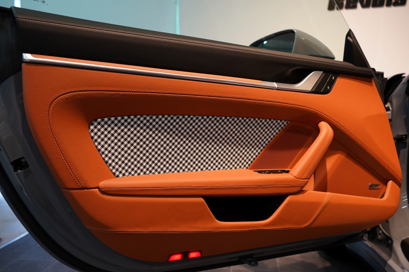 ポルシェ 911(Type992) Targa 4 PDK 左H OP623 ワンオーナー ヘリテージデザインPKG スポクロ スポエグ Fリフト 中古車 中古車