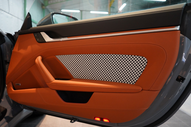 ポルシェ 911(Type992) Targa 4 PDK 左H OP623 ワンオーナー ヘリテージデザインPKG スポクロ スポエグ Fリフト 中古車 中古車