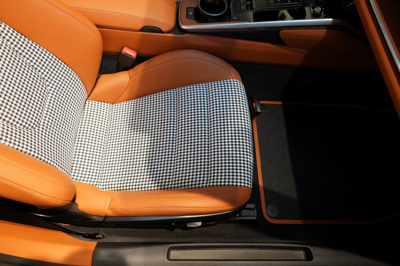 ポルシェ 911(Type992) Targa 4 PDK 左H OP623 ワンオーナー ヘリテージデザインPKG スポクロ スポエグ Fリフト 中古車 中古車